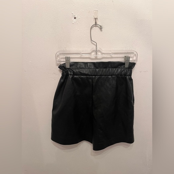 Aritzia Wilfred Paper Bag Vegan Leather Shorts Size 0 Black - Picture 3 of 3